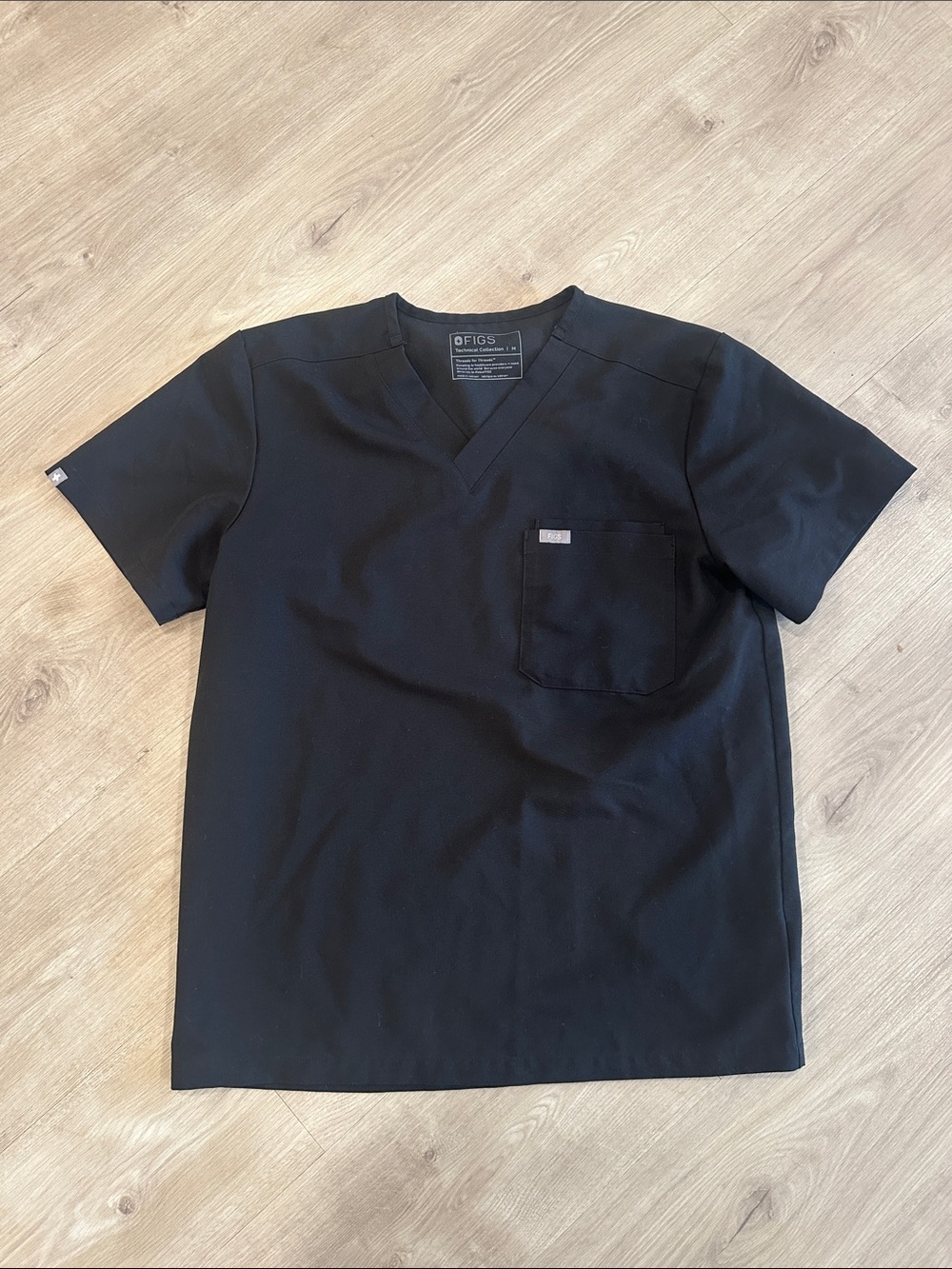 FIGS Men’s Black Scrub Top (M)